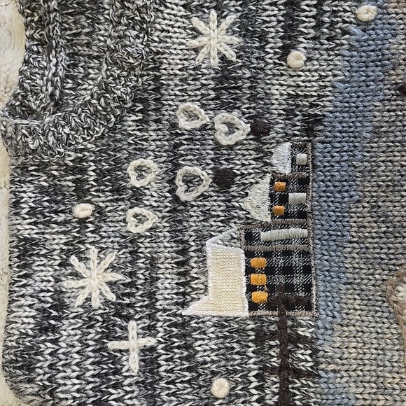 Vintage Embroidered Winter Sweater - Picture 4 of 10